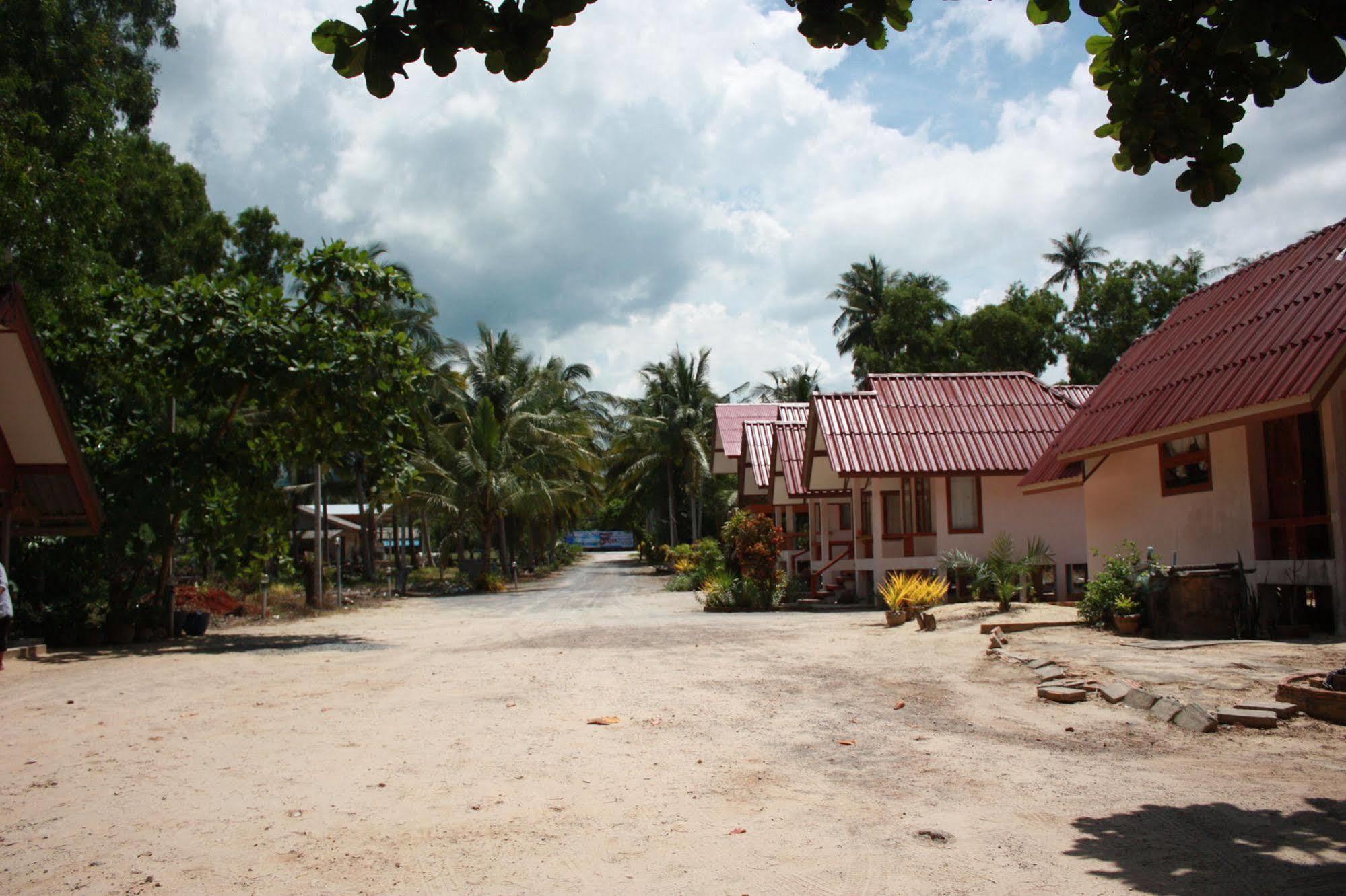 Phuphat Beach Resort Khanom Exterior foto
